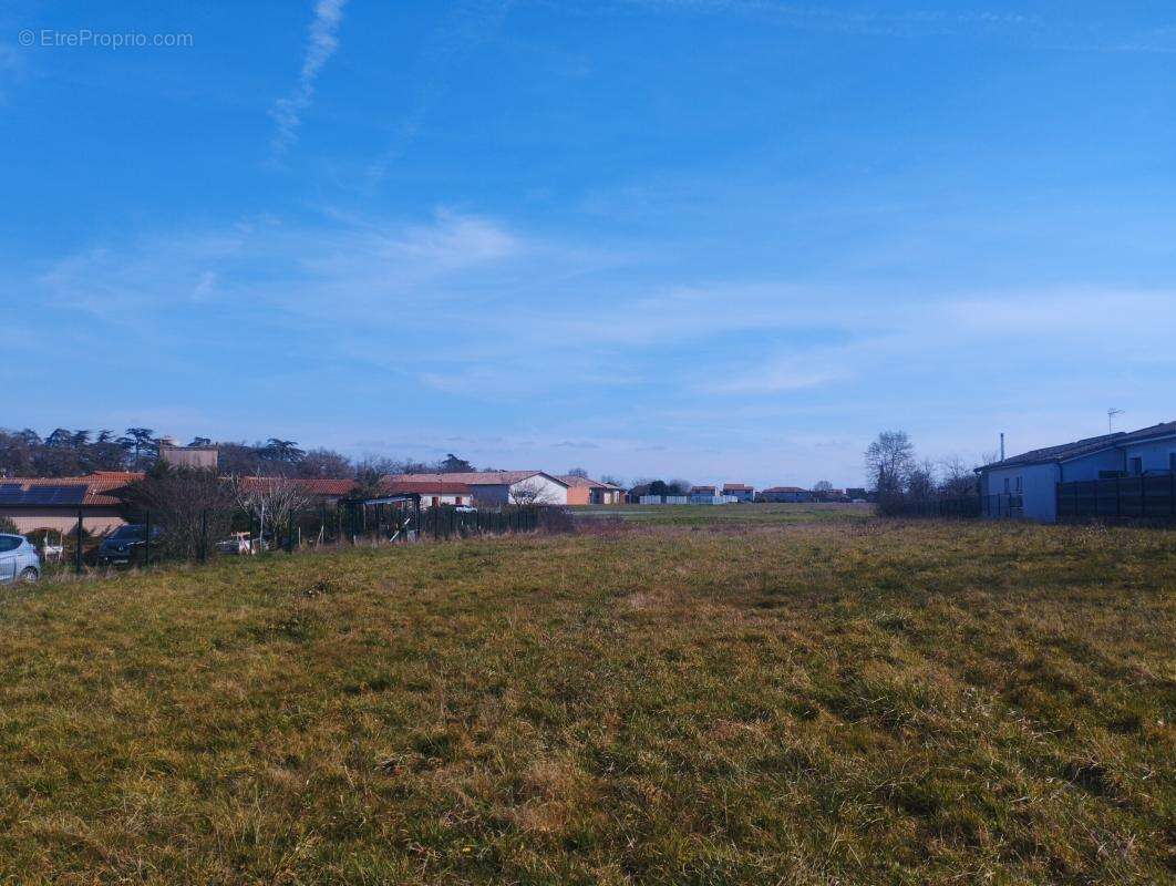 Terrain à SAINT-CLAR-DE-RIVIERE