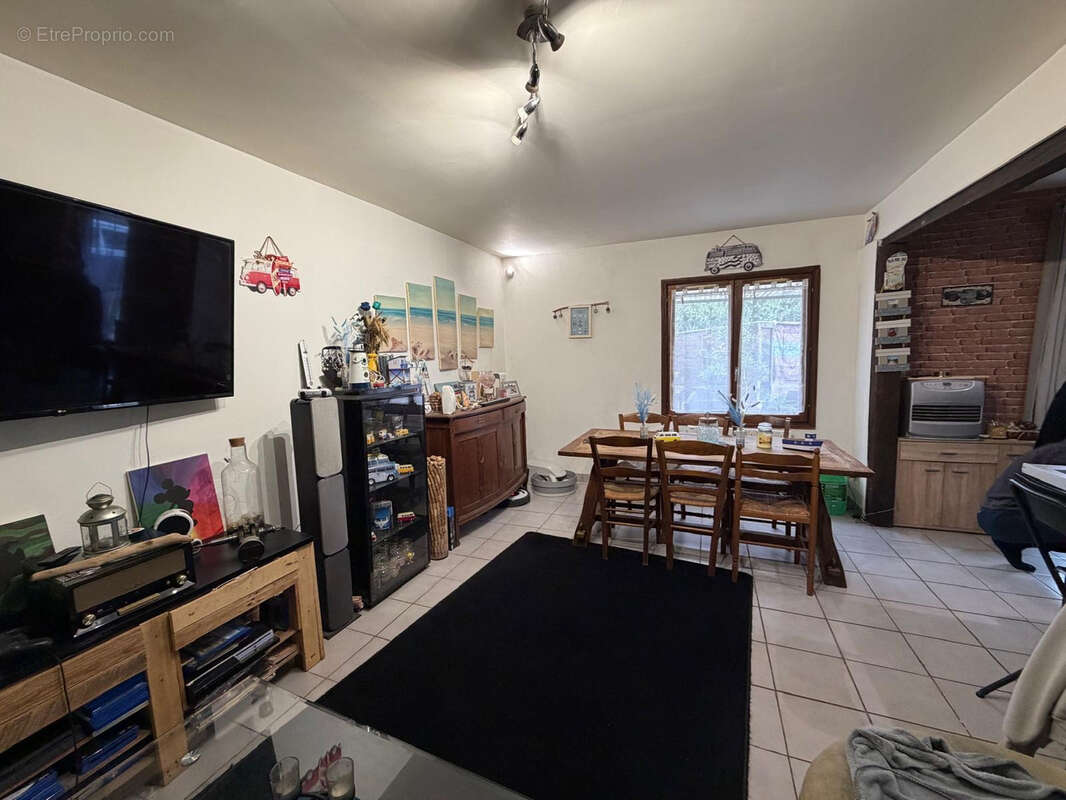 Maison à SAINT-GENOUPH