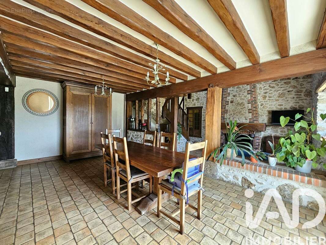 Maison 148 m² à Saint-Ange-Et-Torcay  - photo 4