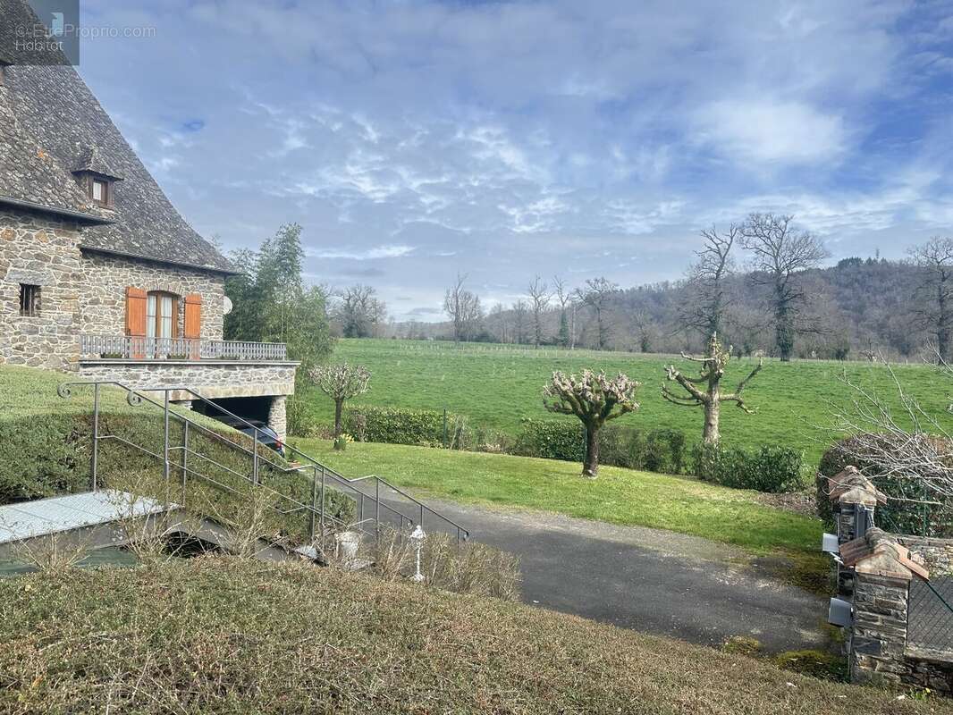 Maison à SAINT-ETIENNE-DE-MAURS