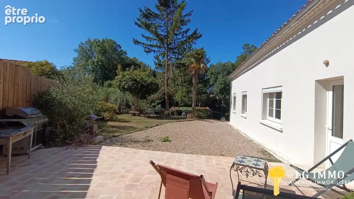 Maison en pierres rénovée de 180 m2, 5 chambres sur terrain clos et arboré de 1750 m2. - photo 18