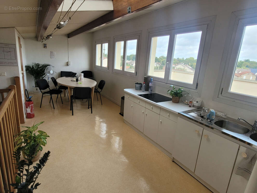 Local d'activite+bureaux de 500m2 - photo 7