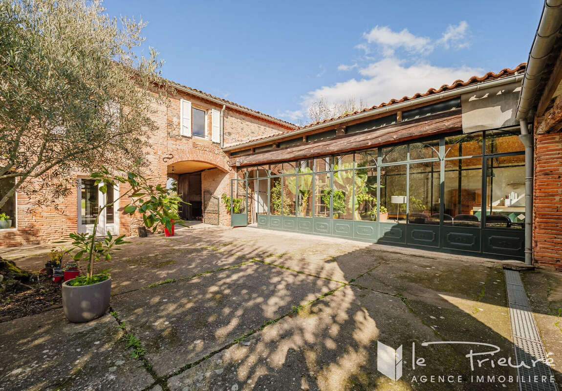 A seulement 10 mlin d'Albi !  Superbe corps de ferme rénové, 461 m², verrière, piscine et jardin arboré de 5000 m², cadre paisib - photo 3