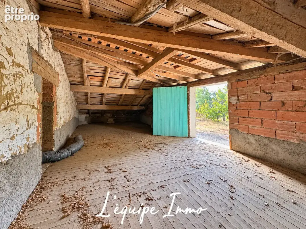 Ancienne ferme T4 avec dépendances sur 2453 m2 de terrain - photo 9