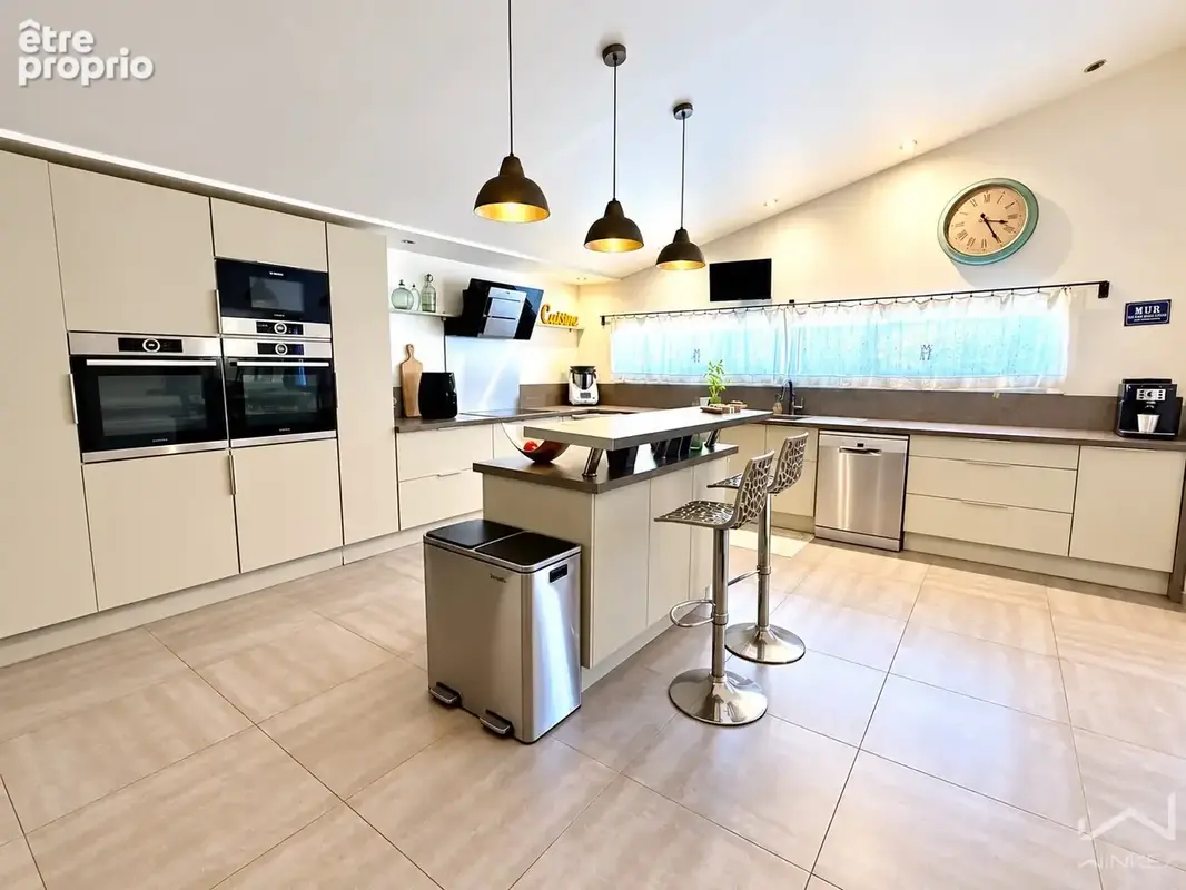 Nathalie Sinad vous présente à Uchaux cette propriété d'environ 201 m2 au total, avec piscine, studio et appar - photo 10