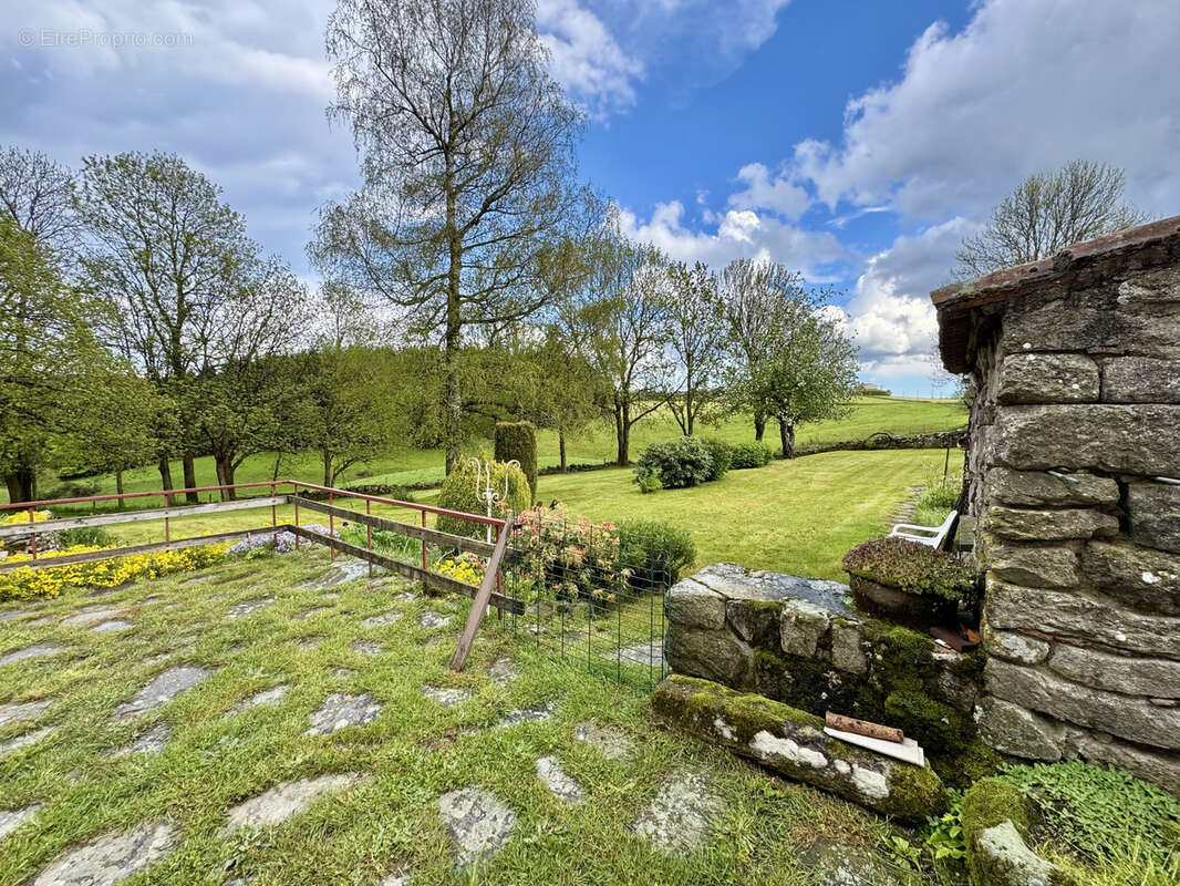Maison à SAINT-ROMAIN-LES-ATHEUX