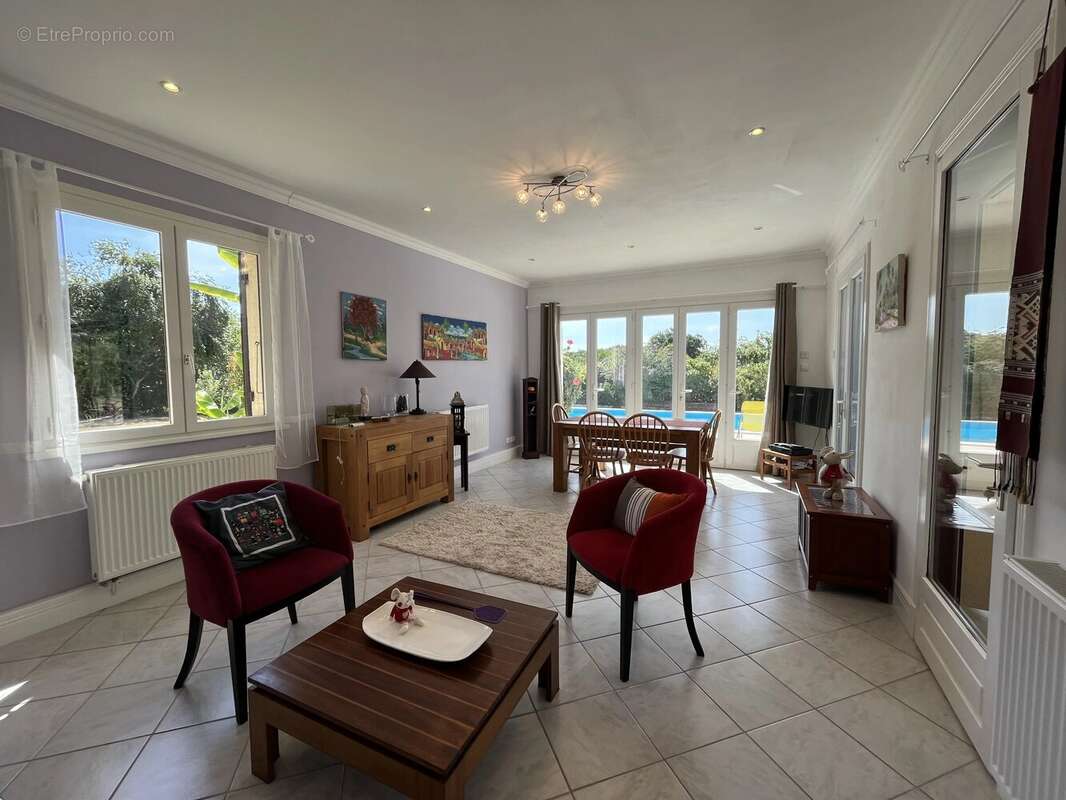 Maison familiale impeccable avec piscine et grand jardin - photo 4