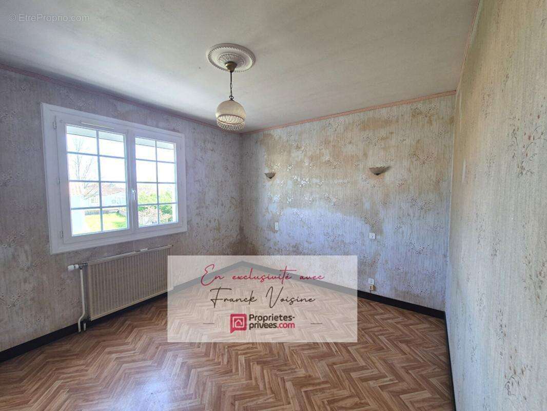 A VENDRE  en EXCLUSIVITE aux Herbiers, centre ville - Maison avec 4 chambres sur un terrain de  729 m2 env - photo 4