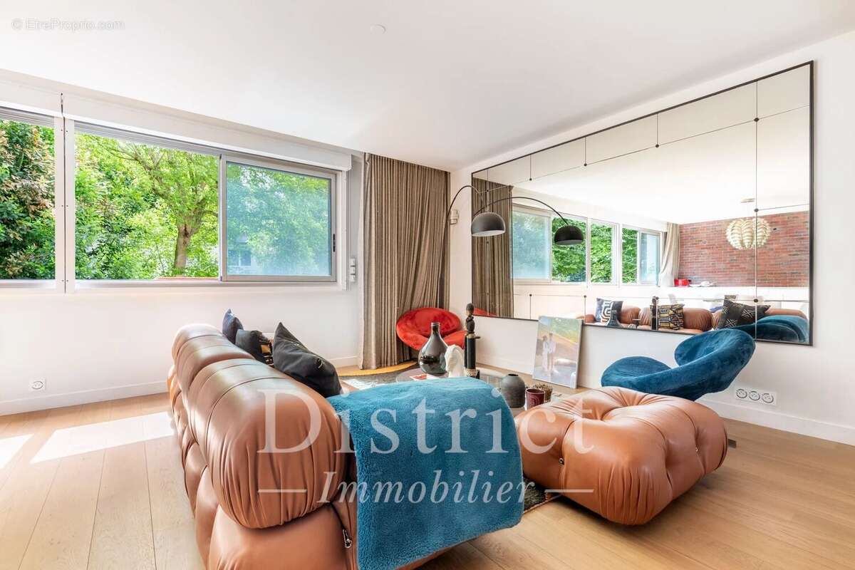 Appartement à PARIS-16E