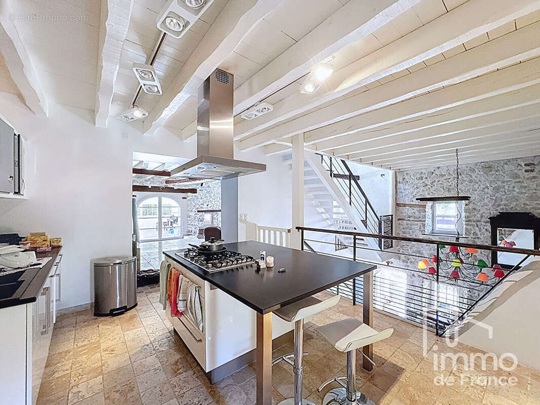 Maison à CHEZERY-FORENS