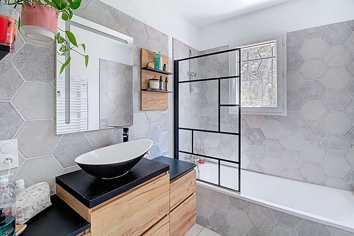 A VENDRE EN EXCLUSIVITÉ ! FIGANIÈRES Maison de plain-pied 126 m² 3 chambres Piscine et terrain de 2074 m² - photo 17