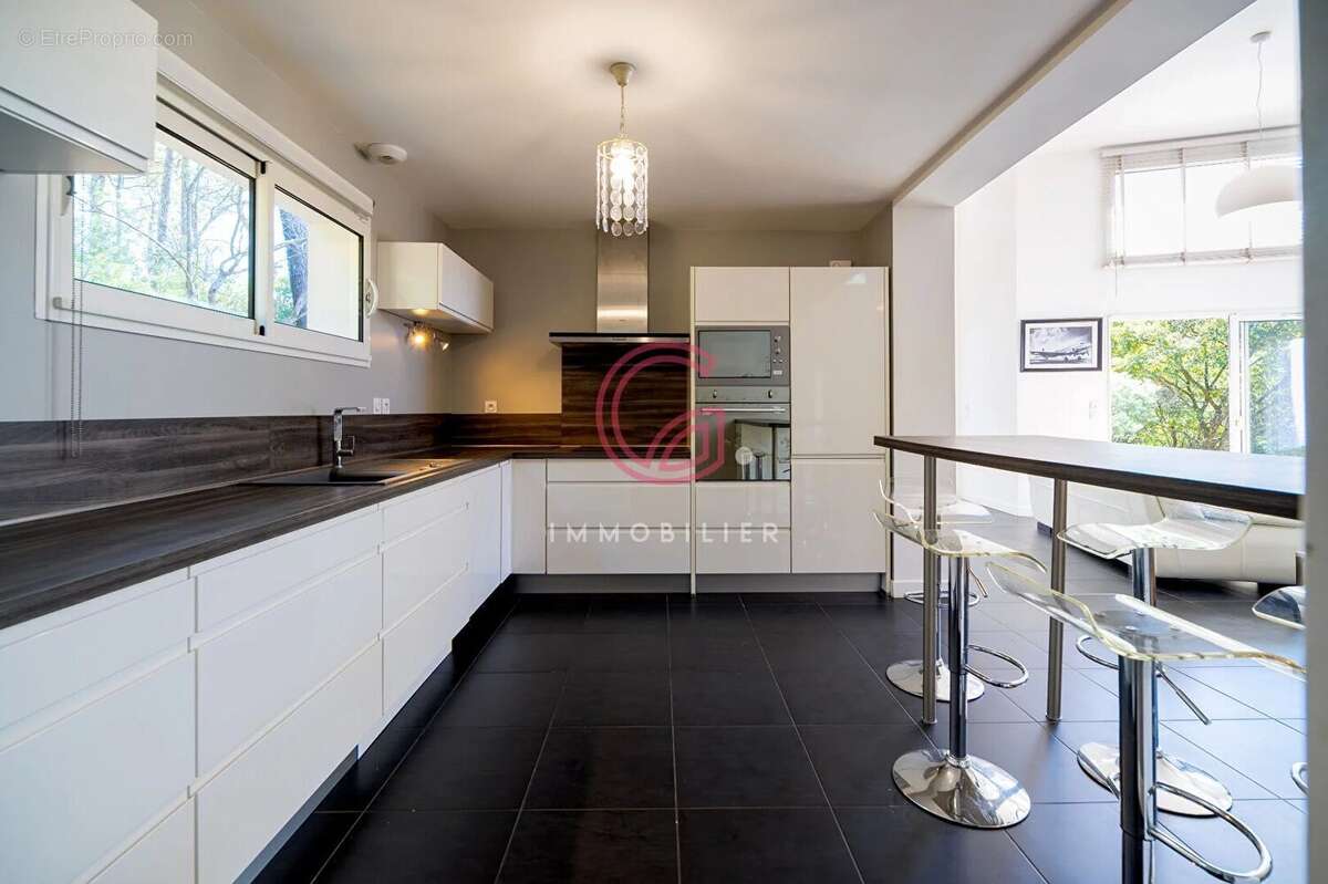 Maison contemporaine à vendre à Biscarrosse - 5 chambres, piscine et terrain spacieux - photo 4