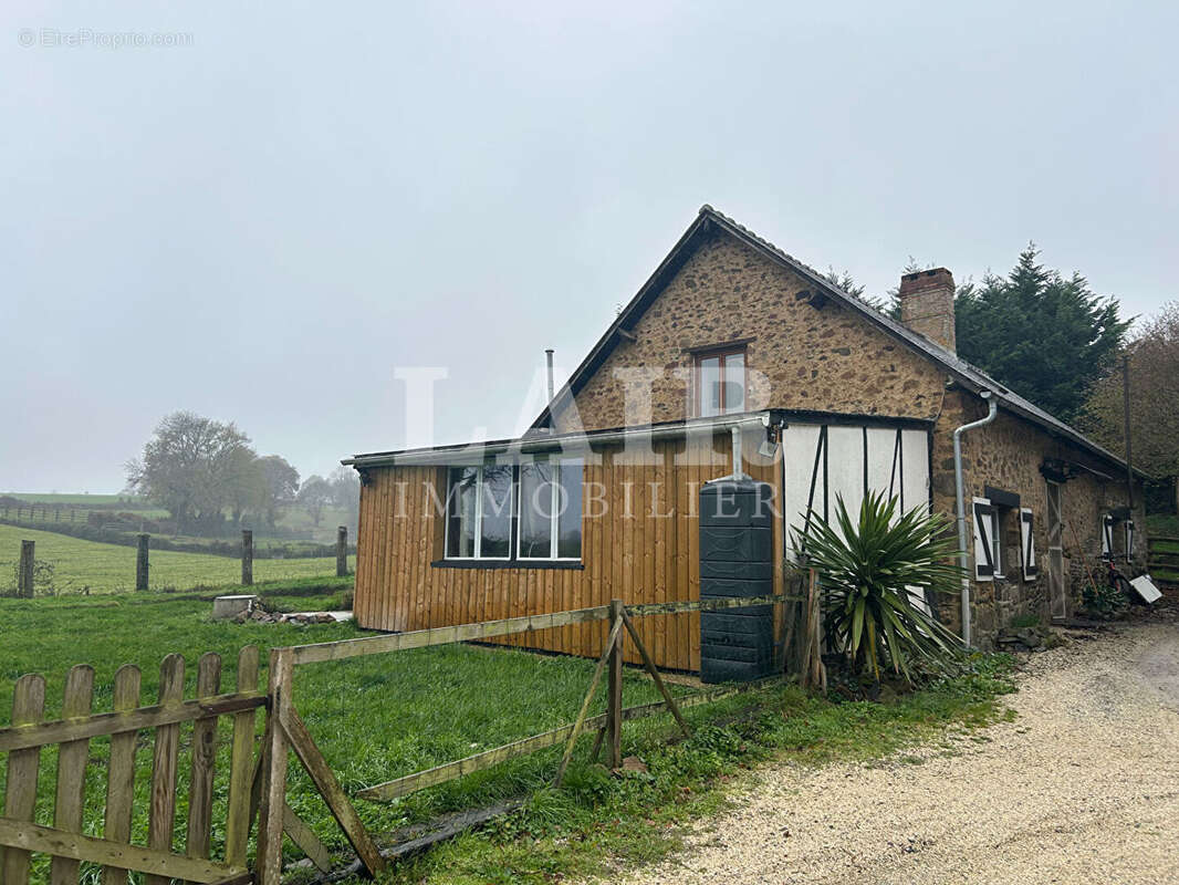 Jolie Maison en Pierres à vendre à Ste Marie du Bois - Ref O14540 - photo 13