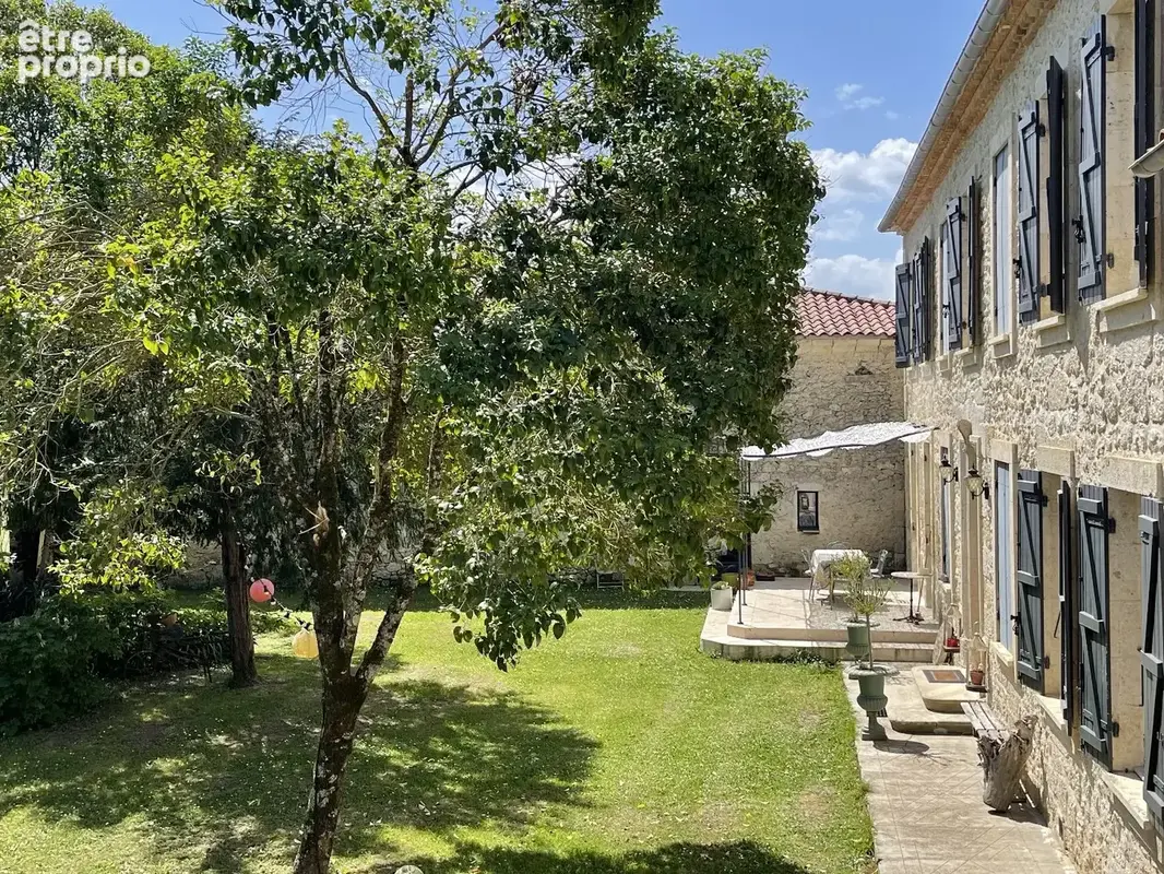 Propriété de caractère rénovée avec piscine, dépendances sur terrain de plus d'un hectare - photo 3