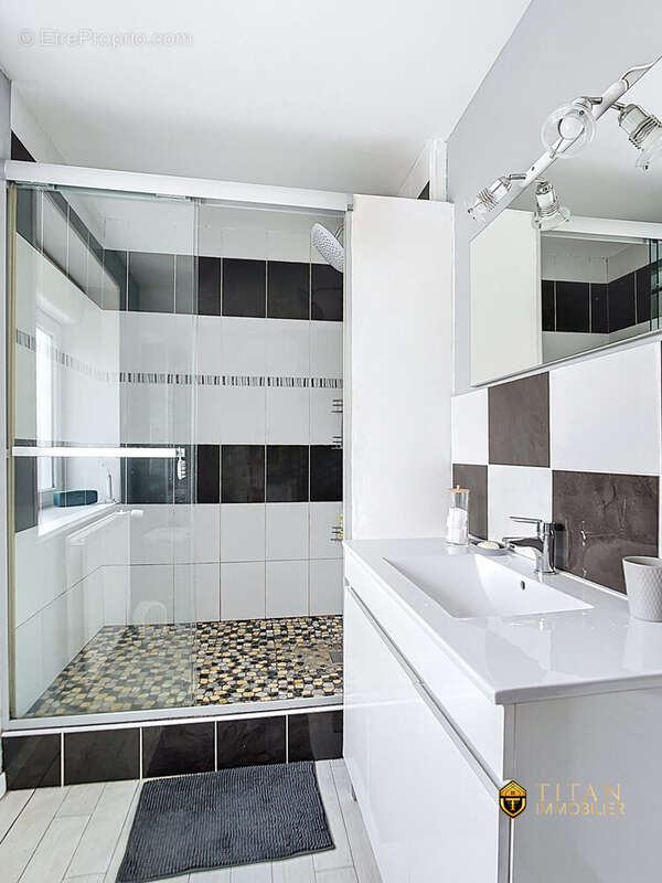  Maison semi individuelle de 124 m² avec 3 chambres, une véranda, une buanderie, un garage et jardin à Cappelle-la-Grande ( 59180)  - Maison à CAPPELLE-LA-GRANDE