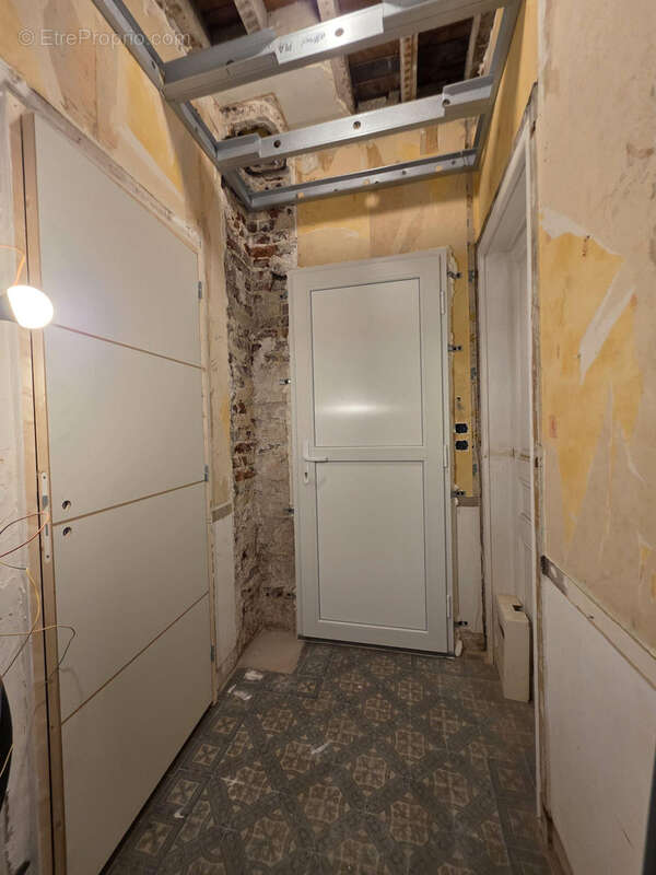 Entrée de l?appartement offrant un espace à repenser selon vos envies et votre projet d?aménagement. - Appartement à REIMS