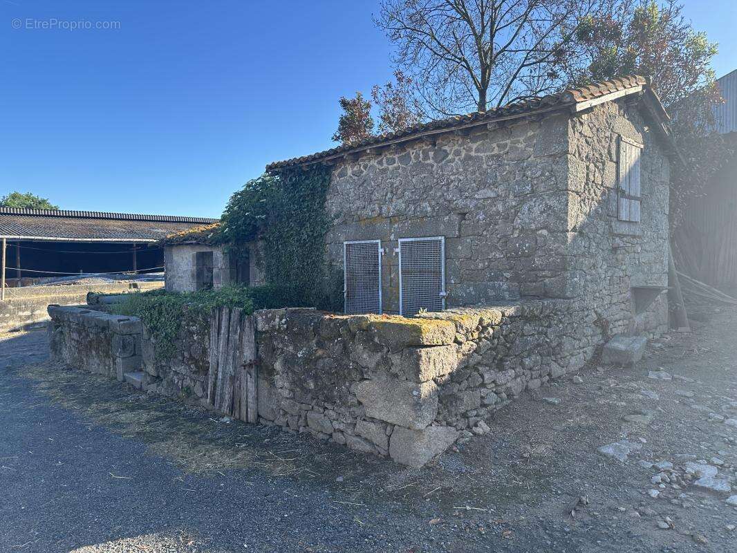 Maison à SAINT-MACAIRE-EN-MAUGES