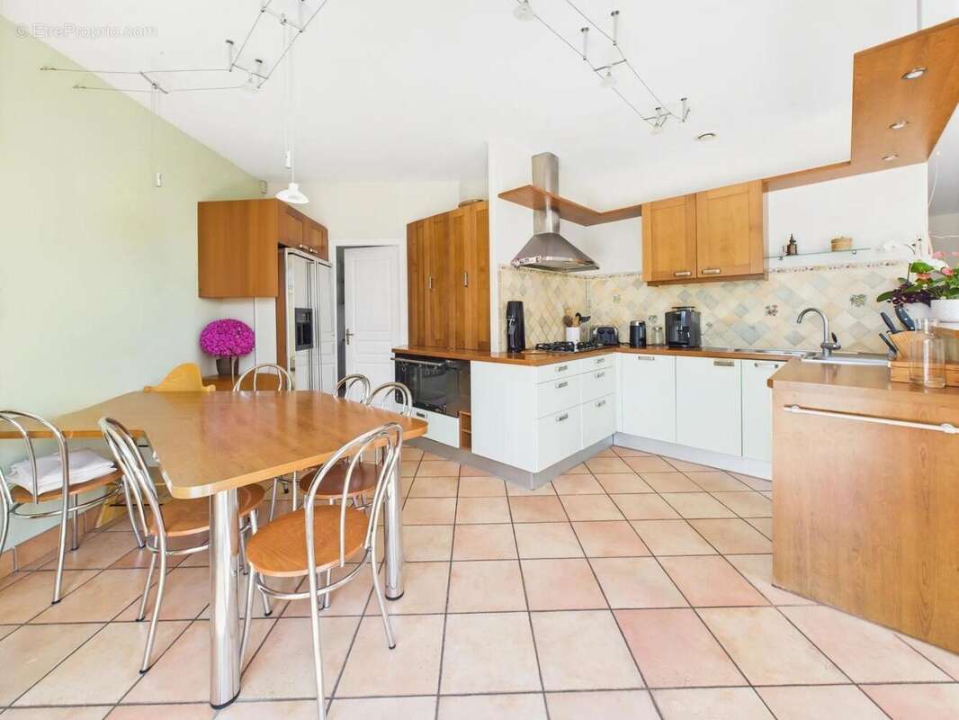 Maison 237 m² à Saint-Leger-Les-Vignes  - photo 7