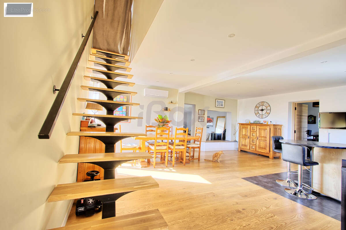 Appartement à SOLLIES-VILLE