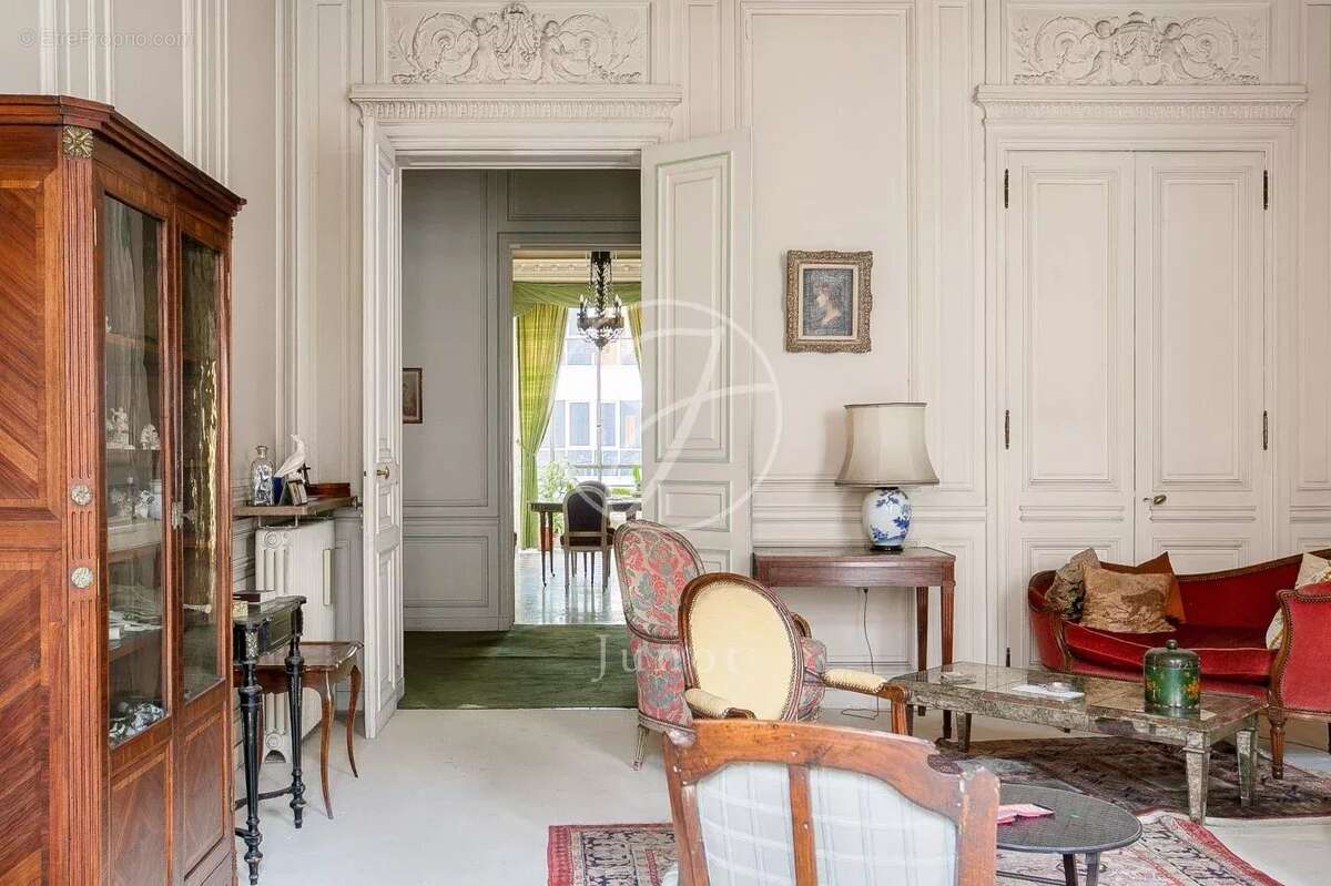 Appartement à PARIS-16E