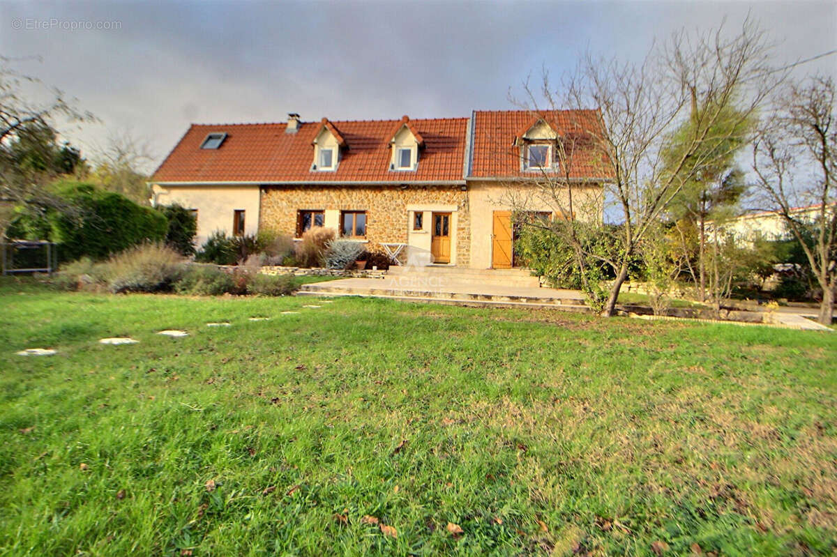 Maison meulière à Chanteloup Les Vignes en limite d'Andrèsy - photo 2
