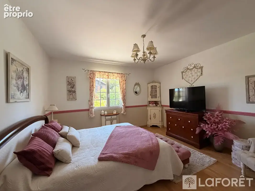 Grande maison familiale de standing avec jardin paysagé, piscine et belles prestations - photo 8