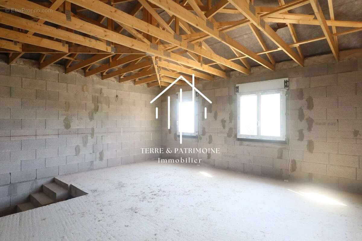 Vagnas – Ensemble immobilier composé de deux maisons d'habitation et de deux gîtes, vendu hors d'eau / hors d'air. - photo 10