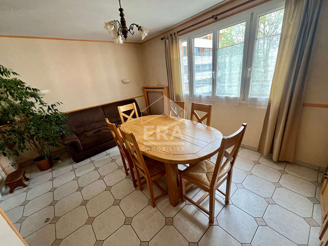 Appartement à LES CLAYES-SOUS-BOIS