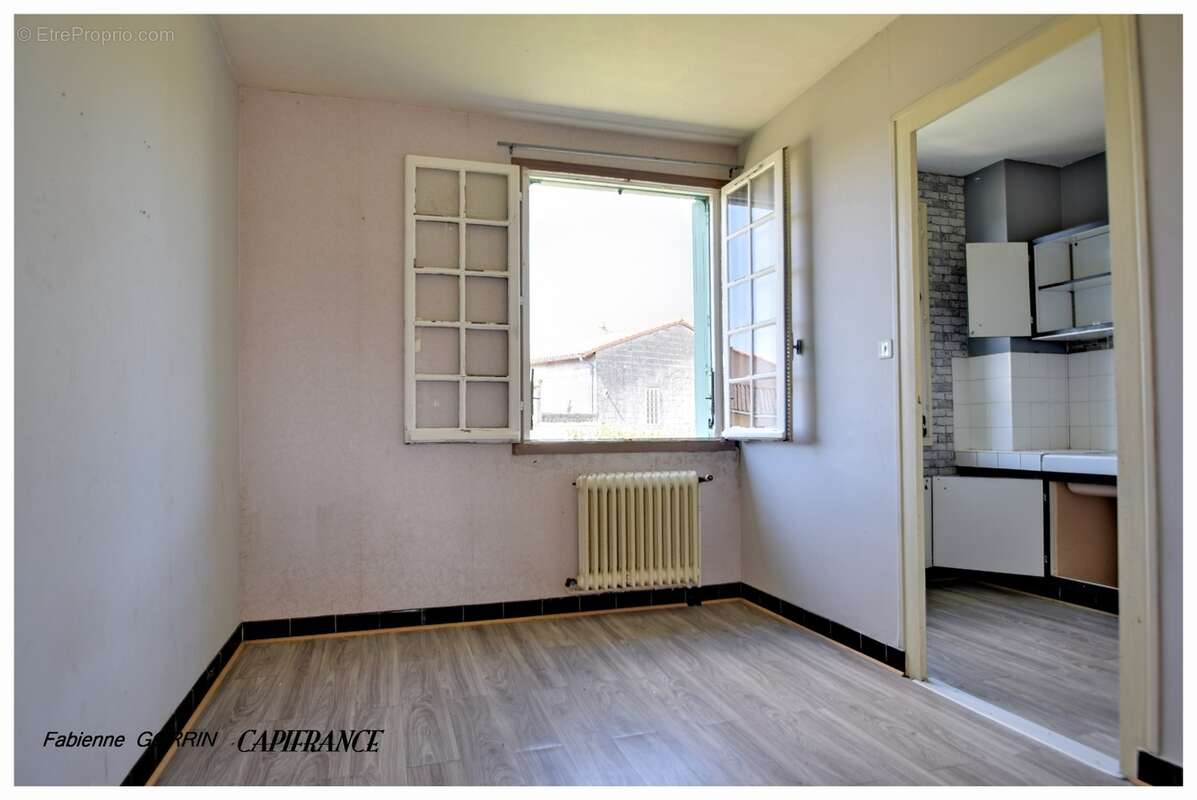 Maison à vendre 8  pièces AIGONDIGNE (79): Maison sur 2 niveaux aménagés, 3 chambres, grand garage (103 m2), dépendances, terrai - photo 7