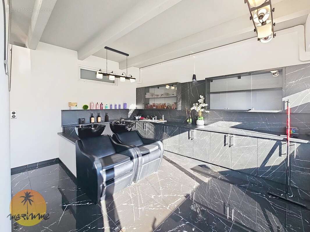 Commerce à LA GAUDE