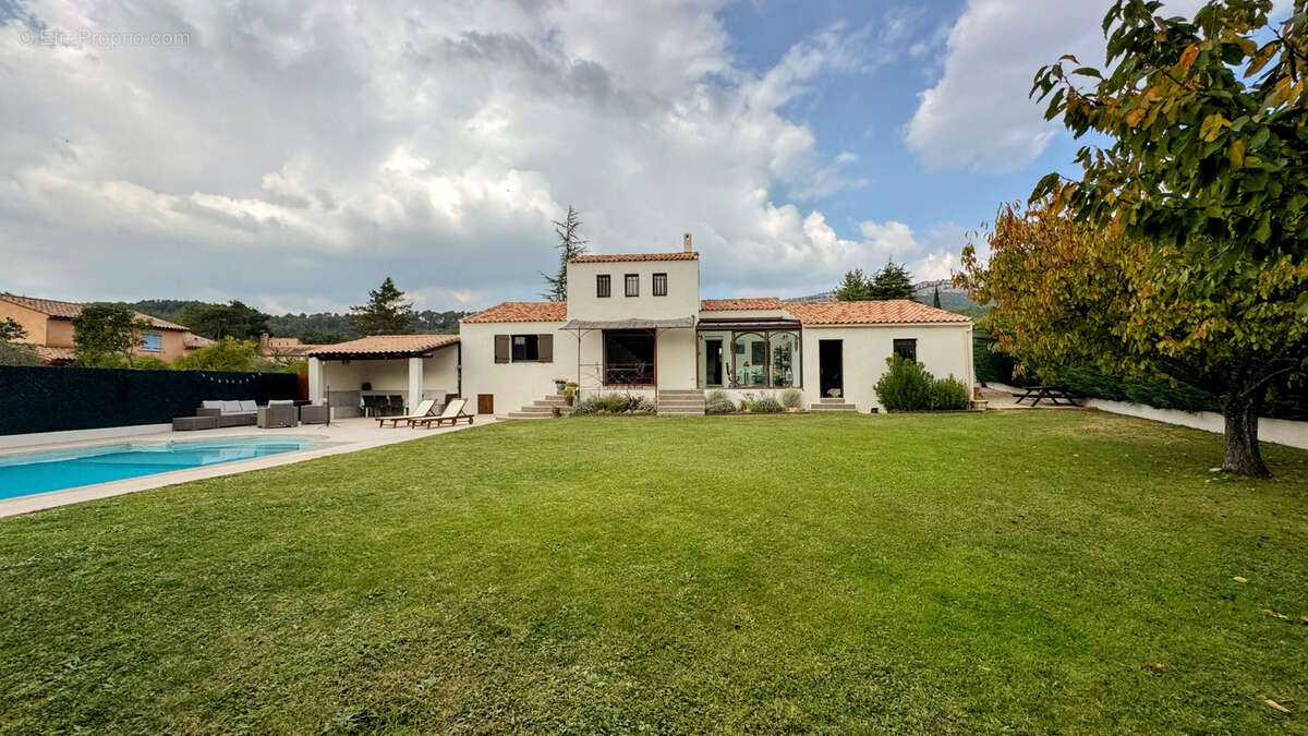 Maison à CHATEAUNEUF-LE-ROUGE
