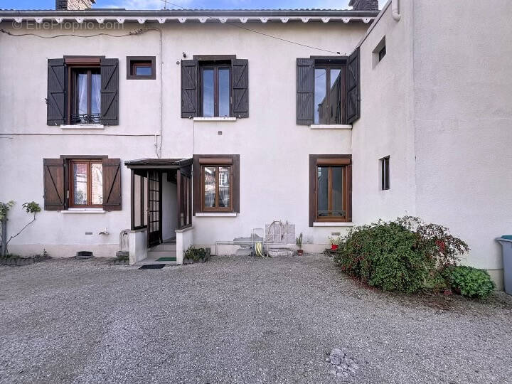 Appartement à SAINTE-SAVINE