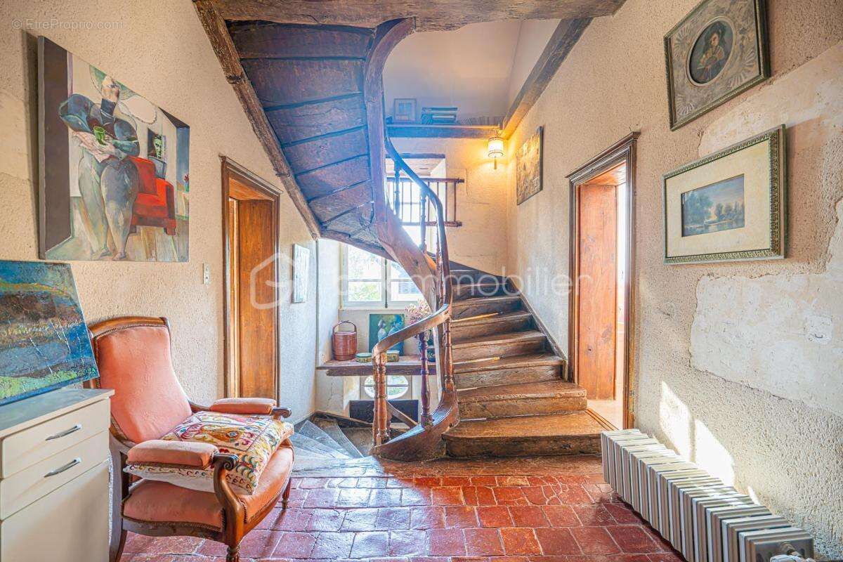 Ancien prieuré du XI siècle –maison familiale et fort potentiel d’activité - photo 4