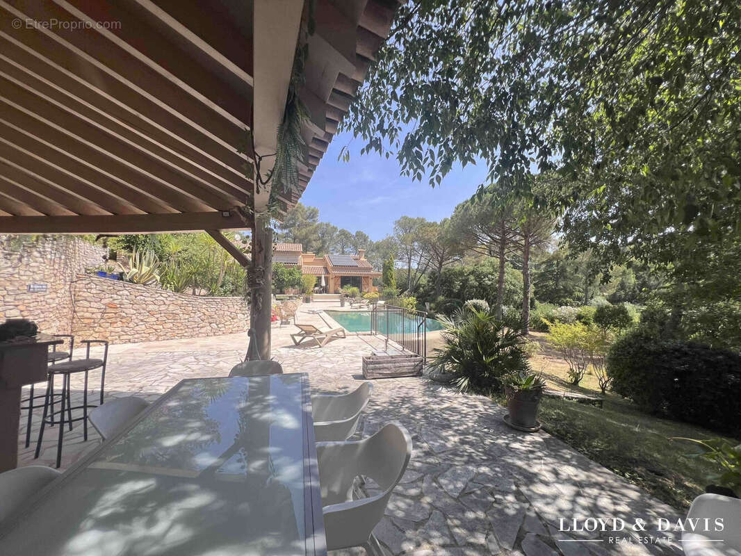 Maison 275 m² à Nimes  - photo 2
