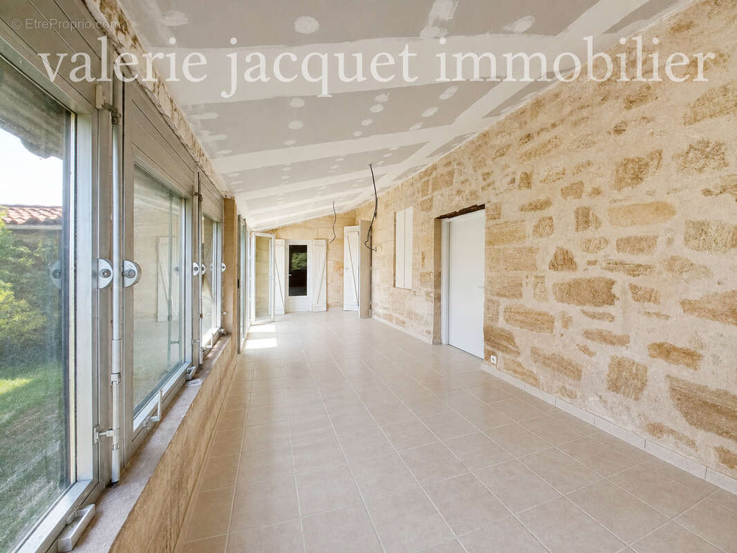 LUSSAC   Ensemble immobilier à rénover avec deux granges et fort potentiel d'évolution - photo 5
