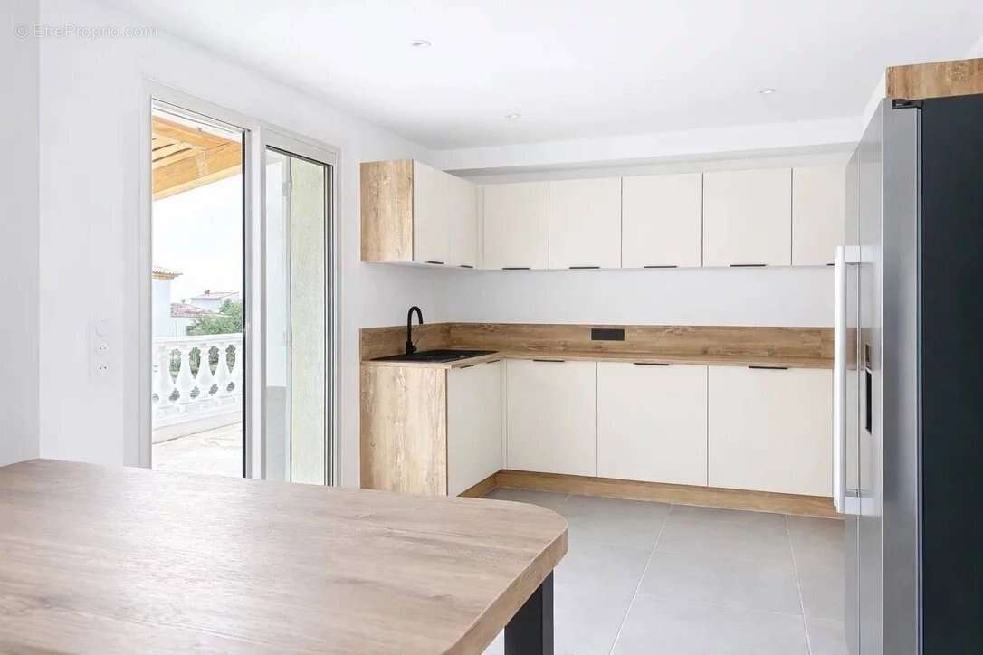 Maison à LA ROQUETTE-SUR-SIAGNE