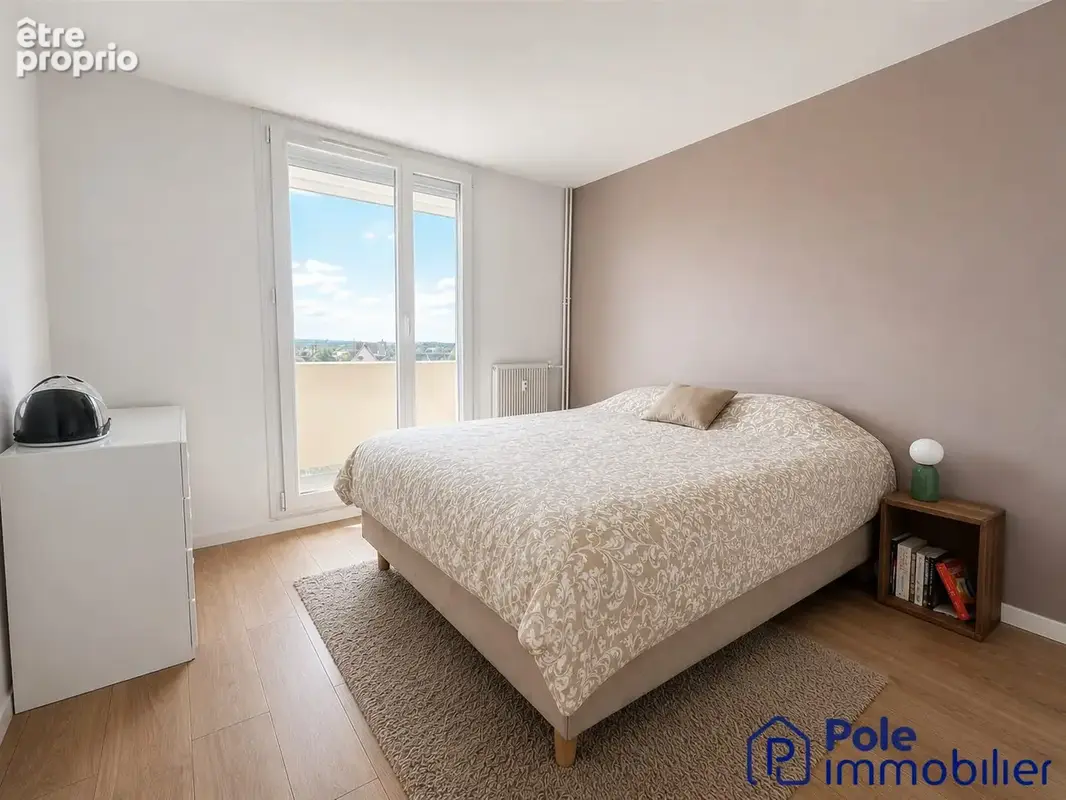 Appartement CAEN F2-chambre avec placard 