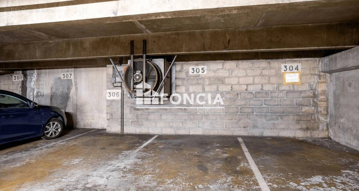 Parking à PARIS-18E