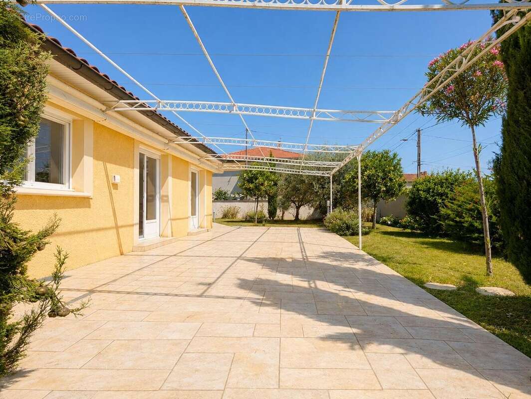 Maison 132 m² à Decines-Charpieu  - photo 2