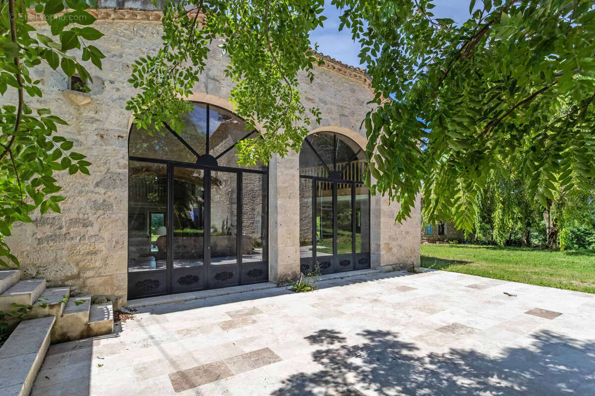 Stone property with renovation project - photo 4