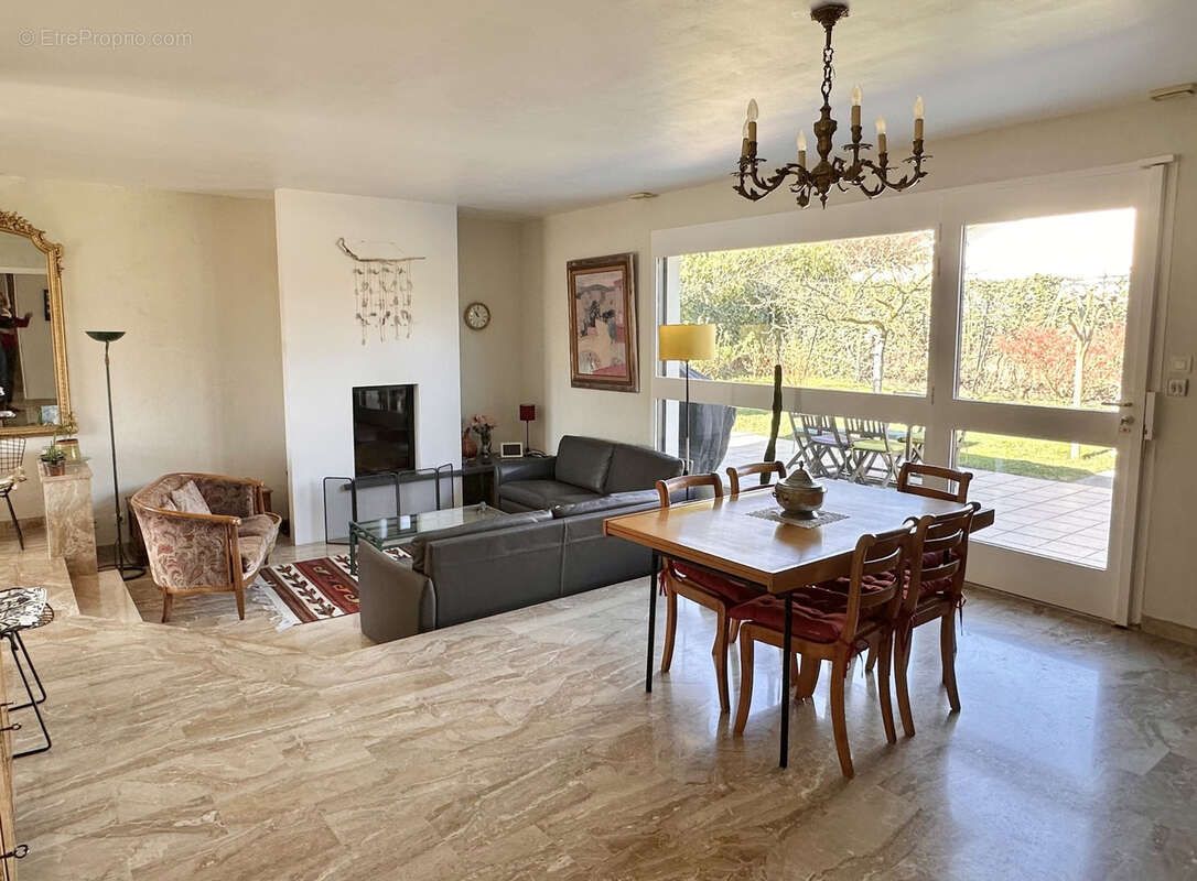 Maison à SAINT-GENIS-LES-OLLIERES