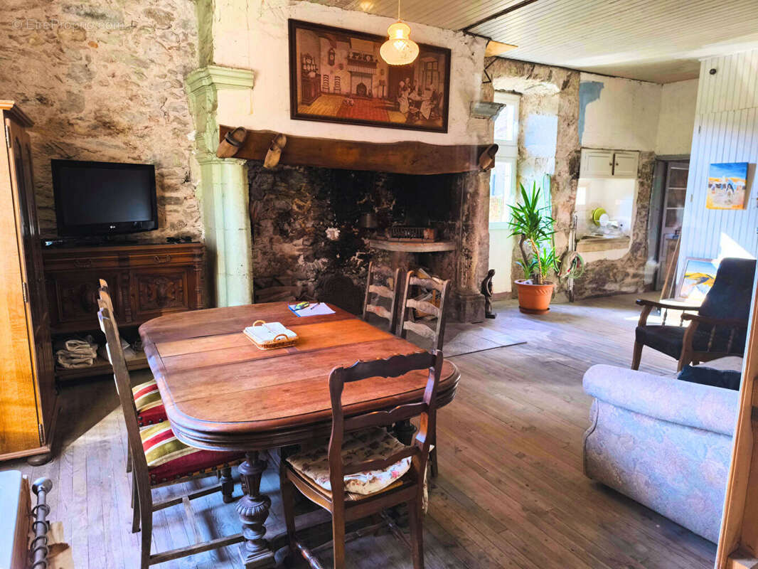 Maison à LIVINHAC-LE-HAUT