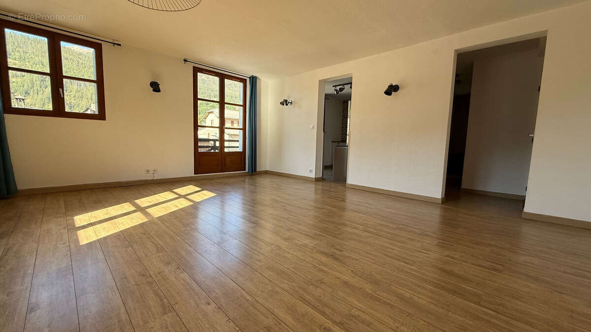 Duplex 102m2 rénové - 5 pièces - 3 chambres - balcon avec vue montagnes - proximité stations de ski - photo 6