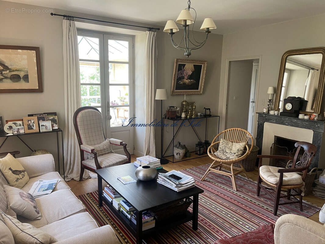 Maison à CHAMPAGNAC-DE-BELAIR