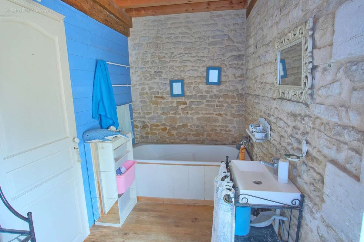 REVIERS - Maison en pierre 130m² avec 4 chambres & jardin - photo 13