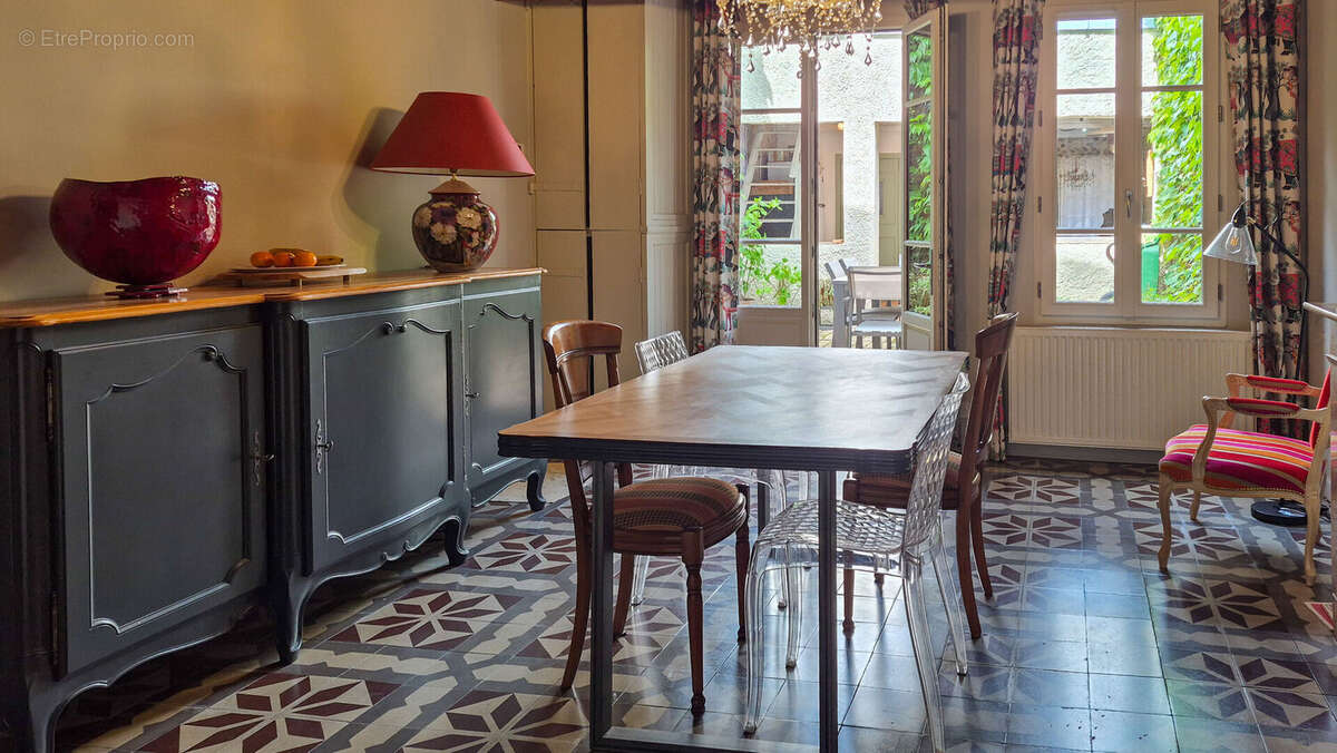 breakfast room