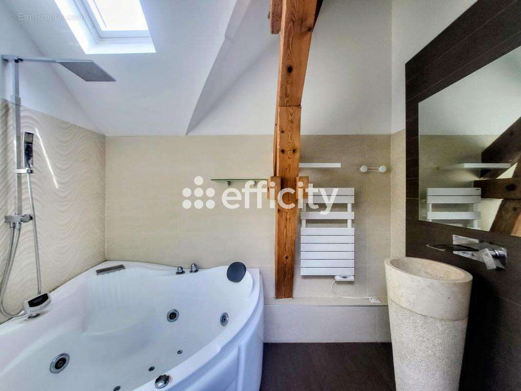 Appartement à CHARBONNIERES-LES-BAINS