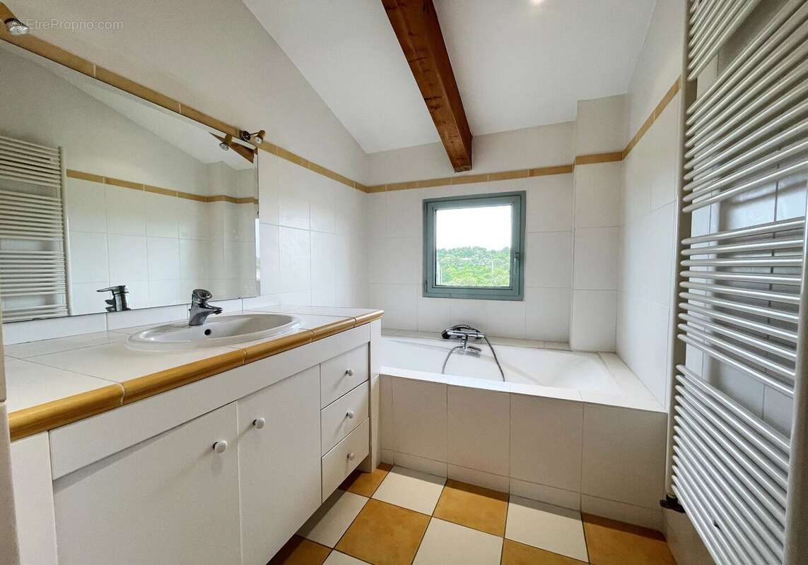 Maison à L'ISLE-SUR-LA-SORGUE