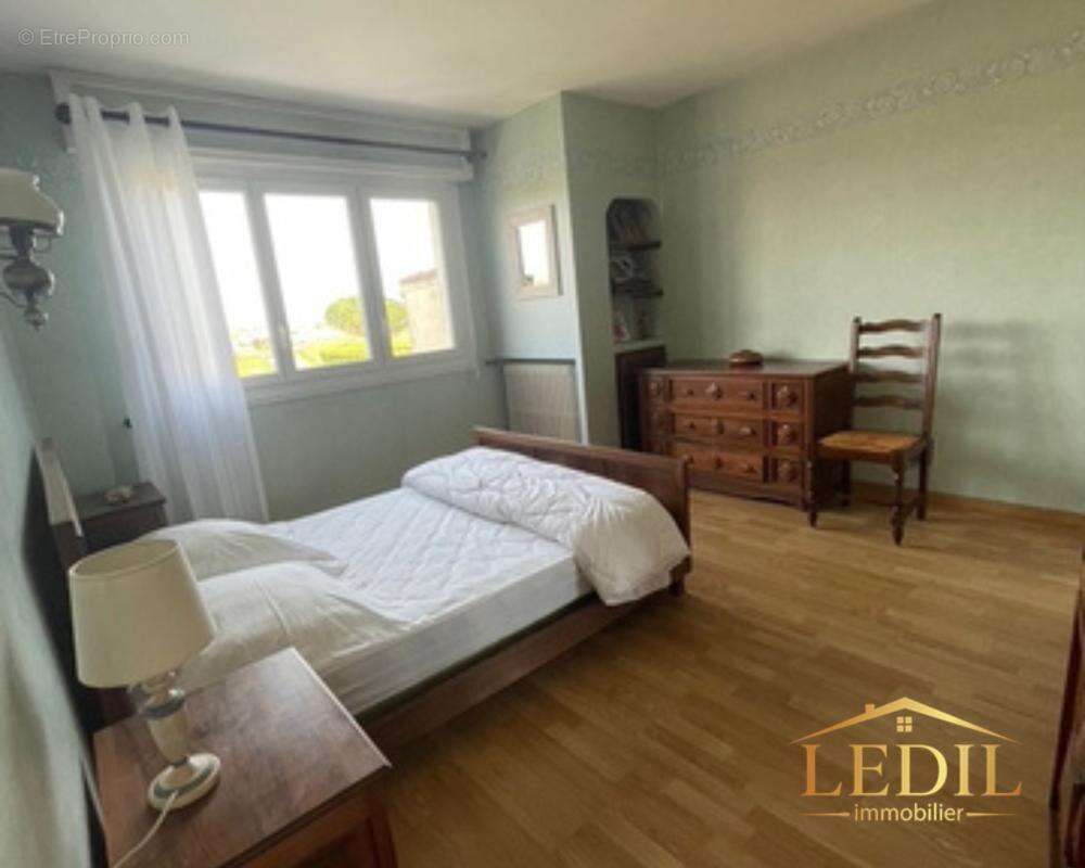 Maison de campagne avec de la terre - photo 8