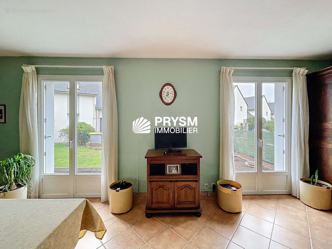 Salon-séjour - Maison à BETTON